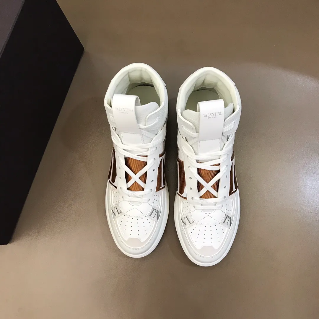 p480 "VALETINO**" new high-top 🆕 calfskin lace-up sneakers. No man should be able to refuse these shoes. The classic color scheme is so handsome! Purchase a high-precision replica of the original version to instantly sell off the market currency! 6 VLTN logo rubber effect straps - Valentino Garavani Logo printed on the back and tongue, all materials are customized to ensure quality! Size: 38-44